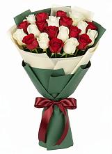 Букет Микс из красных и белых роз в Старой Майне