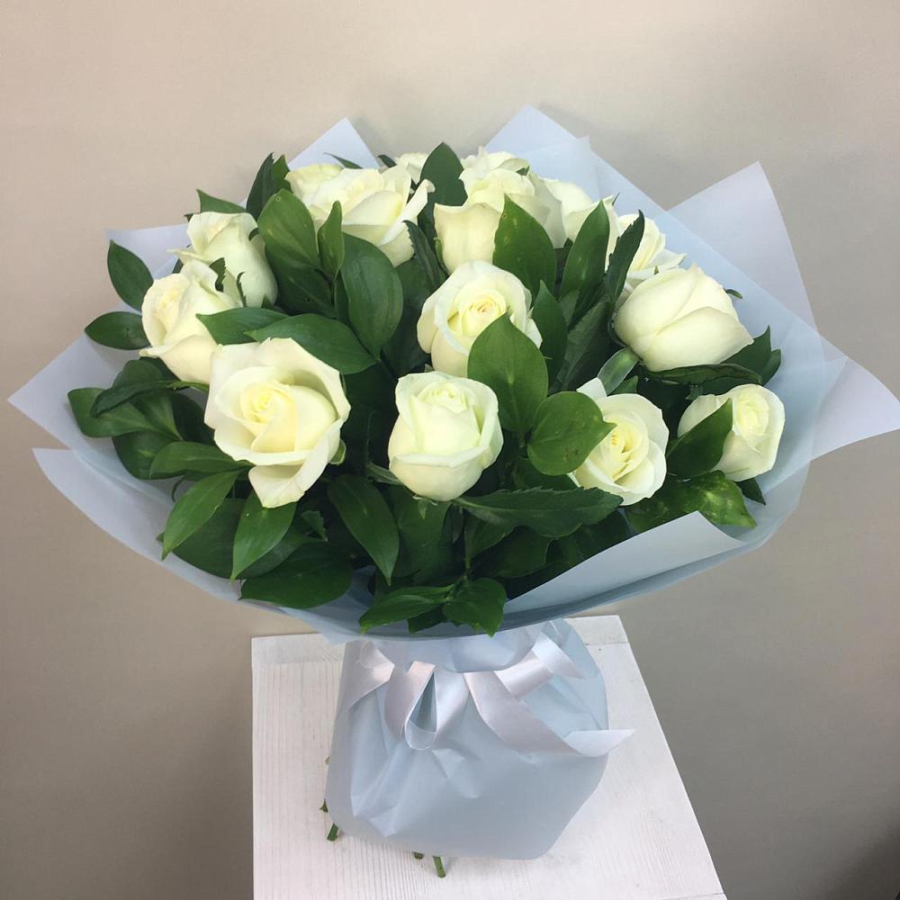 Букет 15 Белых роз Проуд в Старой Майне