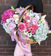 Цветочная композиция из Розы, Хризантемы, Пионы и Лизиантусы в корзине в Старой Майне