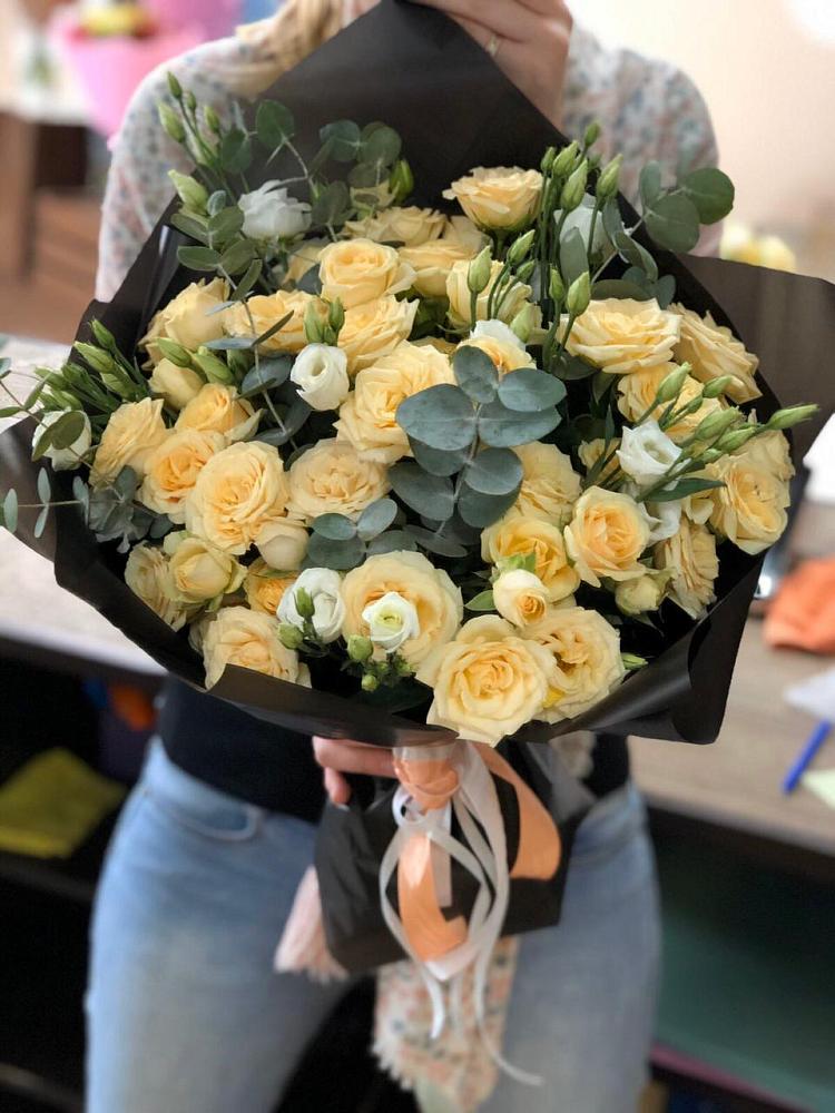 Букет цветов из: Розы и Лизиантусы в Старой Майне