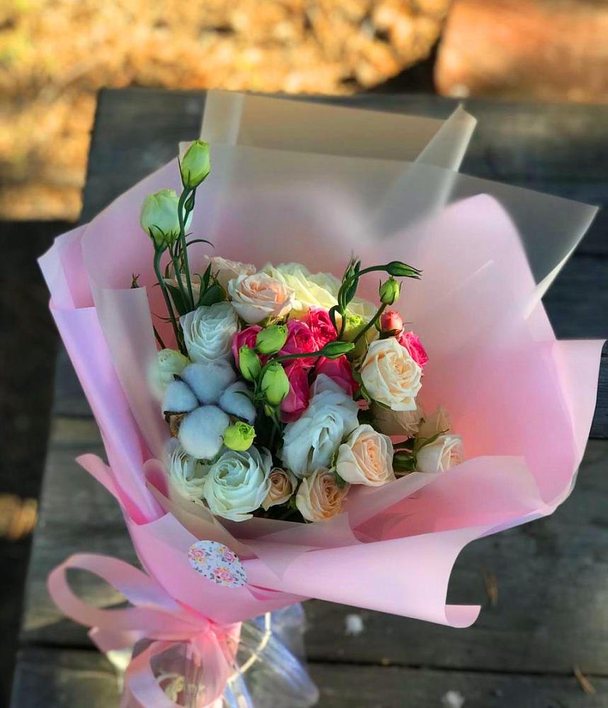 Букет цветов из: Розы и Лизиантусы в Старой Майне