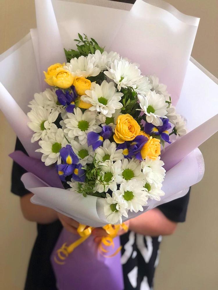 Букет цветов из: Ирисы, Хризантемы и Розы в Старой Майне