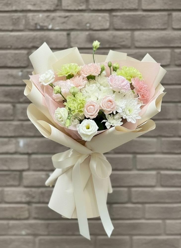 Букет цветов из: Гвоздики, Розы, Лизиантусы и Хризантемы в Старой Майне