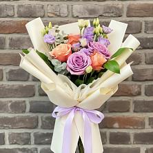 Букет цветов из:  Лизиантусы и Розы в Старой Майне