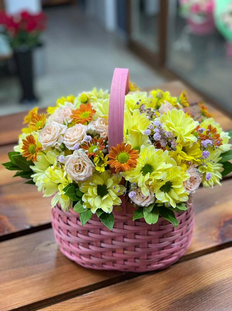 Цветочная композиция из Хризантемы и Розы в корзине в Старой Майне