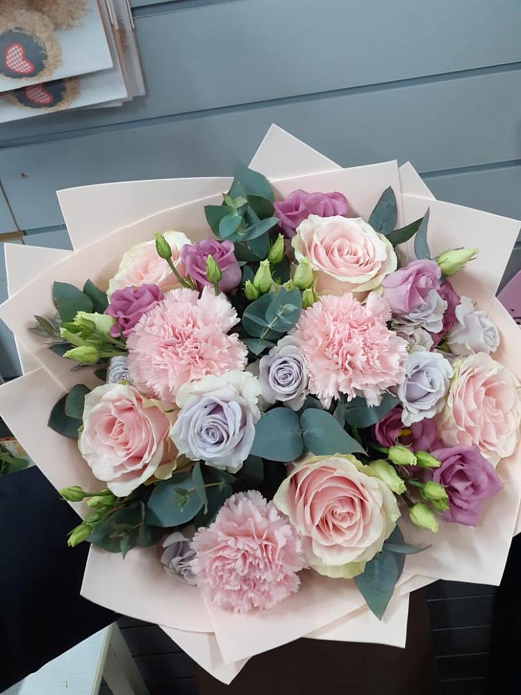 Букет цветов из: Розы, Гвоздики и Лизиантусы в Старой Майне