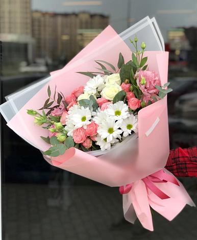 Букет цветов из: Розы, Лизиантусы и Хризантемы в Старой Майне