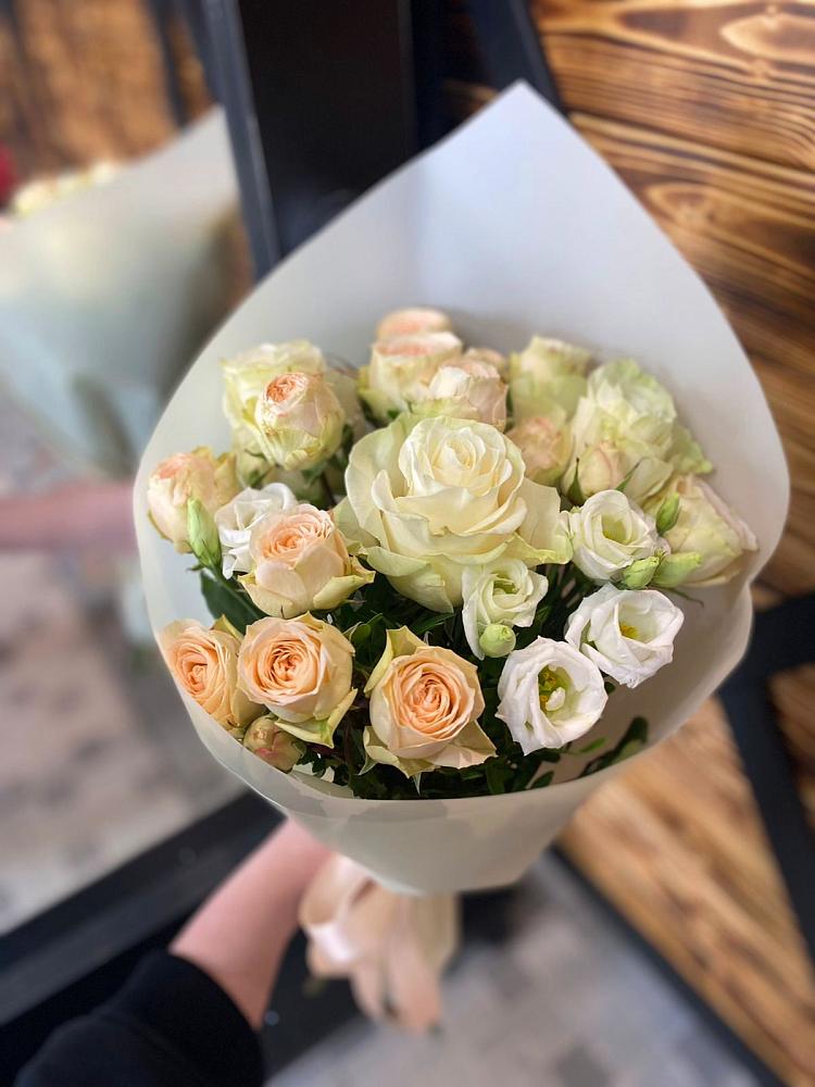 Букет цветов из: Розы и Лизиантусы в Старой Майне