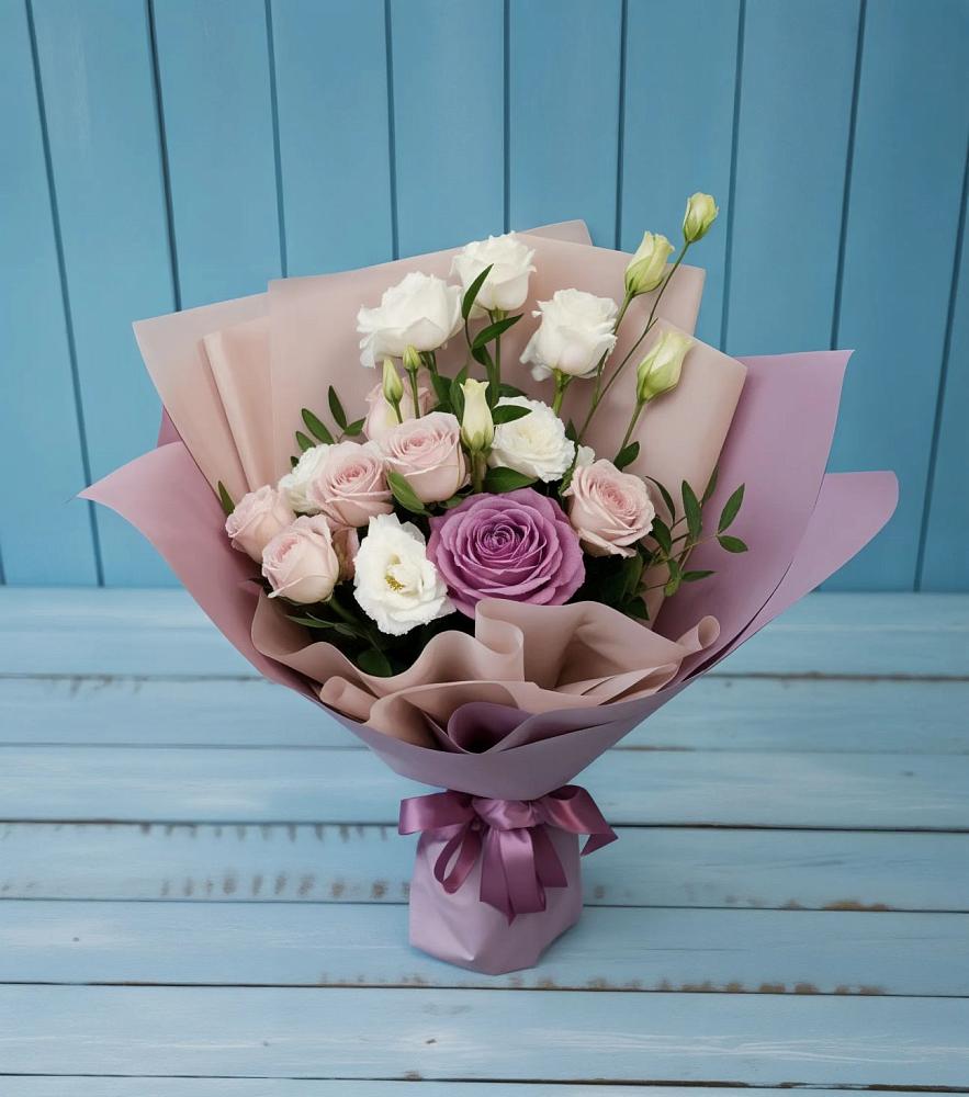 Букет цветов из: Розы и Лизиантусы в Старой Майне